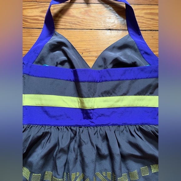 Like New! Women’s Marciano Gray Embroidered Silk Halter Top Size Small - Picture 6 of 10